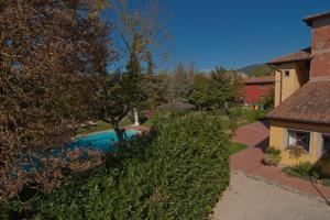 a swimming pool in a yard next to a house at Podere Violino in Sansepolcro +21 photos