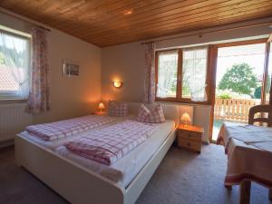 Łóżko lub łóżka w pokoju w obiekcie Landgasthof Zum Schwarzen Grat