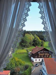 - une vue depuis la fenêtre d'une maison dans l'établissement Landgasthof Zum Schwarzen Grat, à Isny im Allgäu