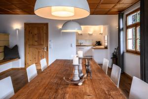 una sala da pranzo con tavolo e sedie in legno di Chalet "Altes Schulhaus" a Schruns
