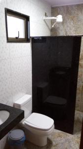 La salle de bains est pourvue de toilettes et d'un lavabo. dans l'établissement Rancho das Montanhas, à Muniz Freire