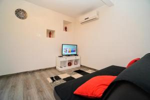 Televízia a/alebo spoločenská miestnosť v ubytovaní Apartment Cici