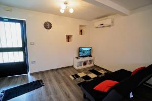 Televízia a/alebo spoločenská miestnosť v ubytovaní Apartment Cici