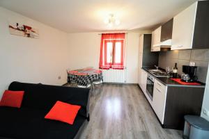 Kuchyňa alebo kuchynka v ubytovaní Apartment Cici