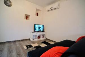 Televízia a/alebo spoločenská miestnosť v ubytovaní Apartment Cici
