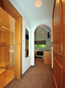 Kuchyň nebo kuchyňský kout v ubytování Hotel-Gasthof Strasswirt