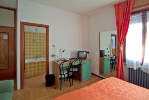 TV a/nebo společenská místnost v ubytování Camping Hotel Au Lac De Como