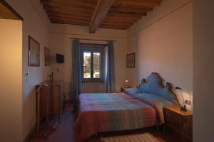 a bedroom with a bed and a window at Podere Violino in Sansepolcro