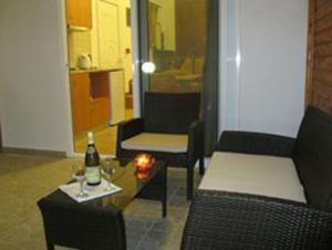 A seating area at Seaside Studios Kirania