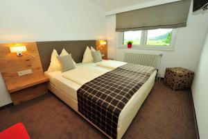 Postel nebo postele na pokoji v ubytování Hotel-Gasthof Strasswirt