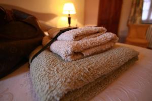 a pile of towels sitting on top of a bed at B&B Casa Meli in Cadepiaggio