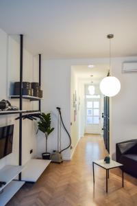 Зона вітальні в FOR LONG-TERM, BUDGET! Szövetség Apartment in the Heart of Budapest