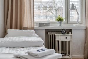 een slaapkamer met een bed en een raam met een radiator bij Apartments Borg in Pori