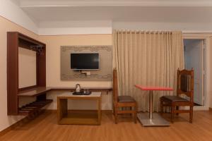 TV a/nebo společenská místnost v ubytování Hotel Vashanth Krishna