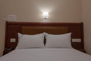 Postel nebo postele na pokoji v ubytování Hotel Vashanth Krishna