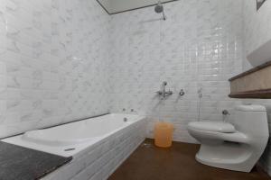 Koupelna v ubytování Hotel Vashanth Krishna