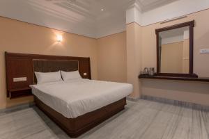 Postel nebo postele na pokoji v ubytování Hotel Vashanth Krishna