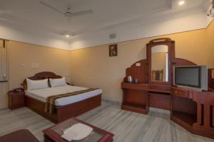 Postel nebo postele na pokoji v ubytování Hotel Vashanth Krishna