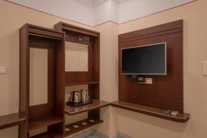 TV a/nebo společenská místnost v ubytování Hotel Vashanth Krishna