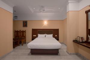 Postel nebo postele na pokoji v ubytování Hotel Vashanth Krishna