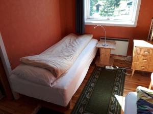 1 dormitorio con cama, escritorio y ventana en Your own house in Orkanger, en Orkanger