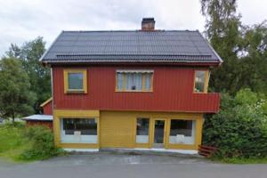 una casa roja y amarilla con techo negro en Your own house in Orkanger, en Orkanger