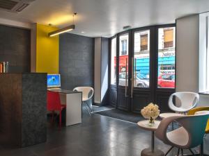 Gallery image of H&ocirc;tel des M&eacute;tallos in Paris