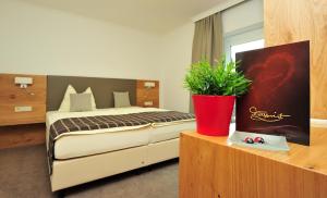 Postel nebo postele na pokoji v ubytování Hotel-Gasthof Strasswirt