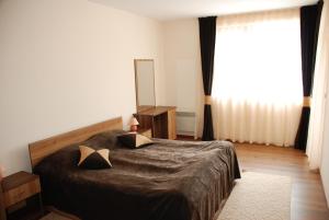 Un pat sau paturi într-o cameră la Pirin Palace White Apartments