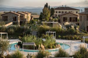 uma villa com um jardim e uma piscina em Tuscany Forever Apartments 1 em Volterra