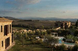 uma vista para uma casa e uma piscina em Tuscany Forever Apartments 1 em Volterra