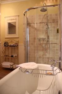 Ett badrum på Sainte-Hélène Chambres d'Hôtes & Appartement