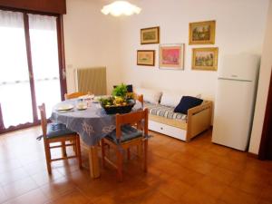 a living room with a table and a couch at Condominio Alto Adriatico in Grado