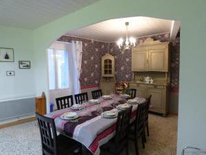 una sala da pranzo con tavolo e sedie e una cucina di Gîte les Hirondelles a Caudiès-de-Fenouillèdes Altre 29 foto