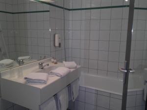 A bathroom at Hôtel Foch