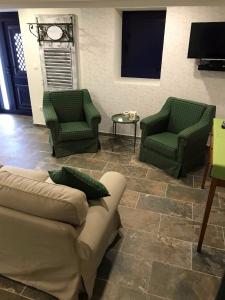 sala de estar con sofá y 2 sillas en Quinta da Retorta, en Pinhel