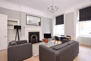 A seating area at Destiny Scotland - Hill Street Apartments