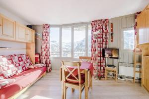 1 dormitorio con cama, mesa y TV en Residence Les Ruches - maeva Home en Avoriaz