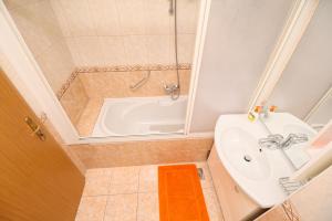 Kúpeľňa v ubytovaní APARTMAN LAURA GALILEO blizu centra i plaze + 16 fotografií