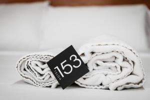 Una pila de toallas blancas con una etiqueta de precio. en Hotel 153, en Castelldefels