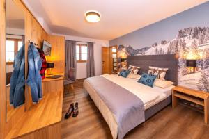 Postel nebo postele na pokoji v ubytování Bachgut - Das Resort am Berg