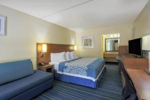 Postel nebo postele na pokoji v ubytování Days Inn by Wyndham Newark Wilmington