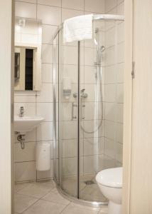 La salle de bains est pourvue d'une douche, de toilettes et d'un lavabo. dans l'établissement Nidos stiegė, à Nido