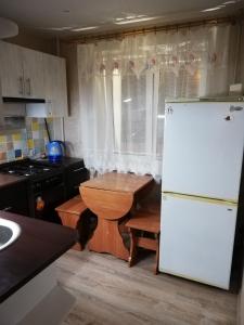 O bucătărie sau chicinetă la Parkovaya Apartment