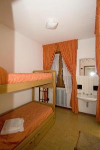 Postel nebo postele na pokoji v ubytování Camping Hotel Au Lac De Como
