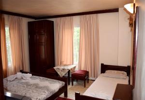 Un pat sau paturi într-o cameră la Hotel Trakia