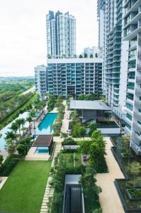 Pemandangan kolam renang di Iskandar Residence by JBcity Home atau berdekatan