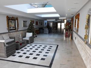 - un salon avec un arbre de Noël et un hall dans l'établissement THE 69, à Puerto Rico 41 autres photos