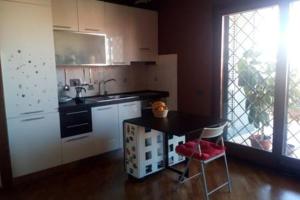 una cucina con tavolo e sedia rossa di Mezzocammino Short Rent Apartment - CIU5125 a Mostacciano