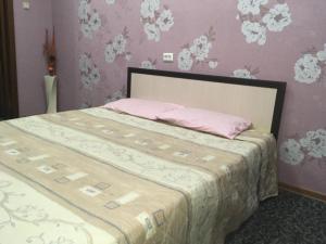 Ein Bett oder Betten in einem Zimmer der Unterkunft Apartment on prospekt Fatykha Amirkhana